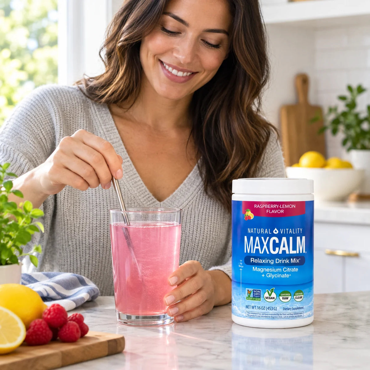 Adulta preparando bebida MAXCALM en casa
