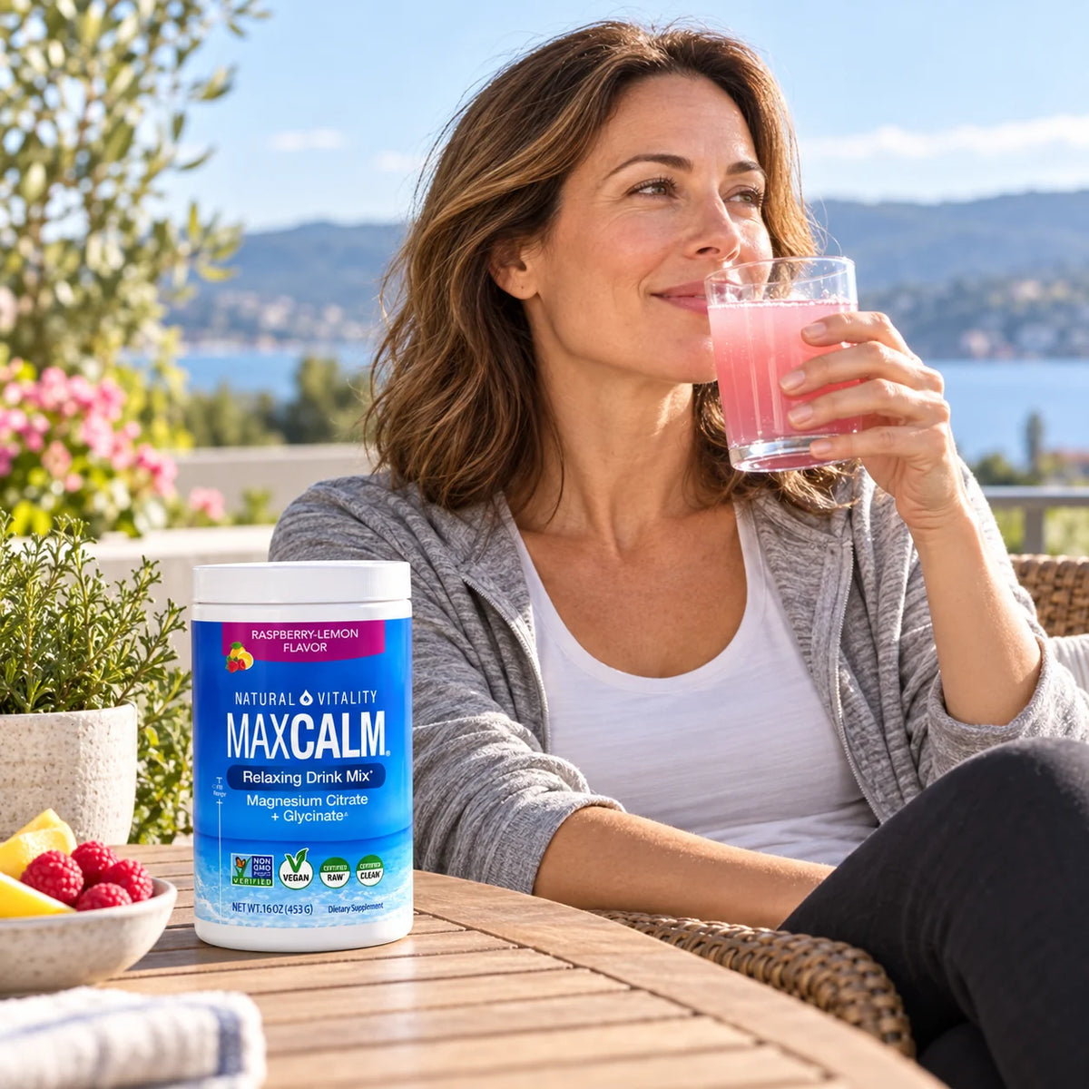 Adulta disfrutando una bebida MAXCALM
