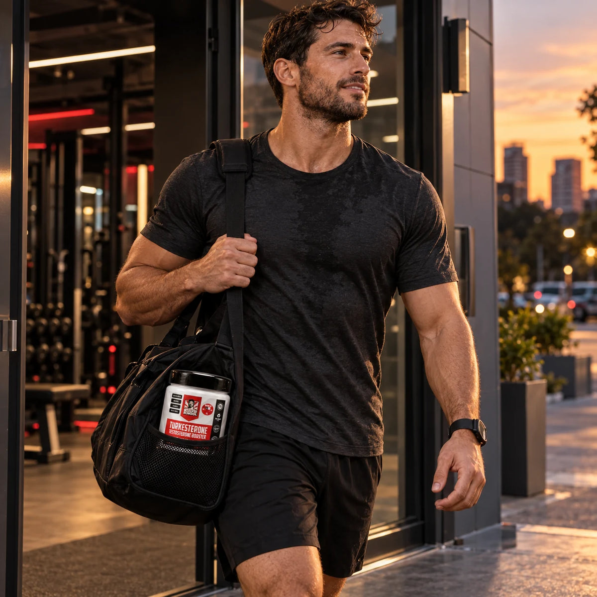 Deportista saliendo del gimnasio con Turkesterone en su bolso
